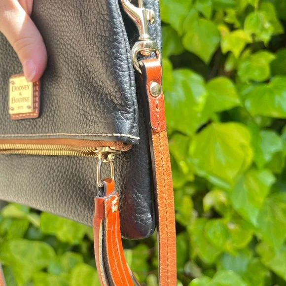 Dooney & Bourke Black Pebbled Leather Zipper Clutch Crossbody Bag Red Interior - Picture 13 of 16